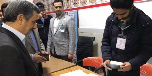 محمود احمدی نژاد رأی خود را به صندوق انداخت +عکس