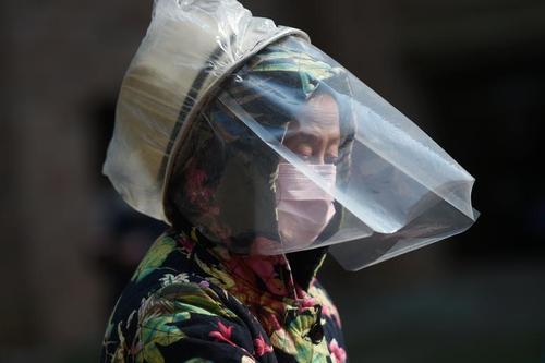 تصویر از ماسک زدن فردی در شهر ووهان