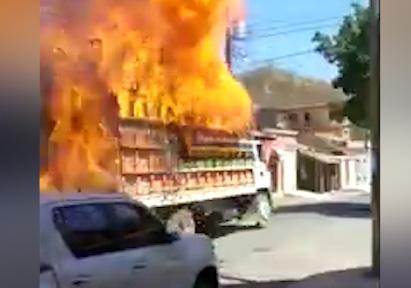 جولان کامیون در خیابان‌های شهر پس از آتش گرفتن! + فیلم