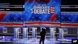 هفت نامزد دموکرات در کارولینای جنوبی مناظره می‌کنند؛ سندرز در نظرسنجی‌ها پیش است