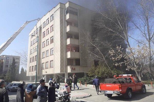 ۴۰ نفر در آتش‌سوزی ساختمان شهرک صدرا گرفتار شدند