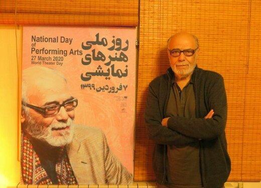 اکبر زنجان‌پور به‌خاطر کرونا، از پوستر روز ملی تئاتر در خانه رونمایی کرد/ عکس