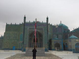 کرونا در افغانستان؛ پرچم نوروز در تاریکی و خلوت در مزار شریف برافراشته شد