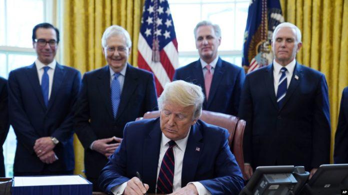 پرزیدنت ترامپ بزرگترین بسته مشوق‌های مالی برای کمک به مردم آمریکا در مقابله با کرونا را امضا کرد