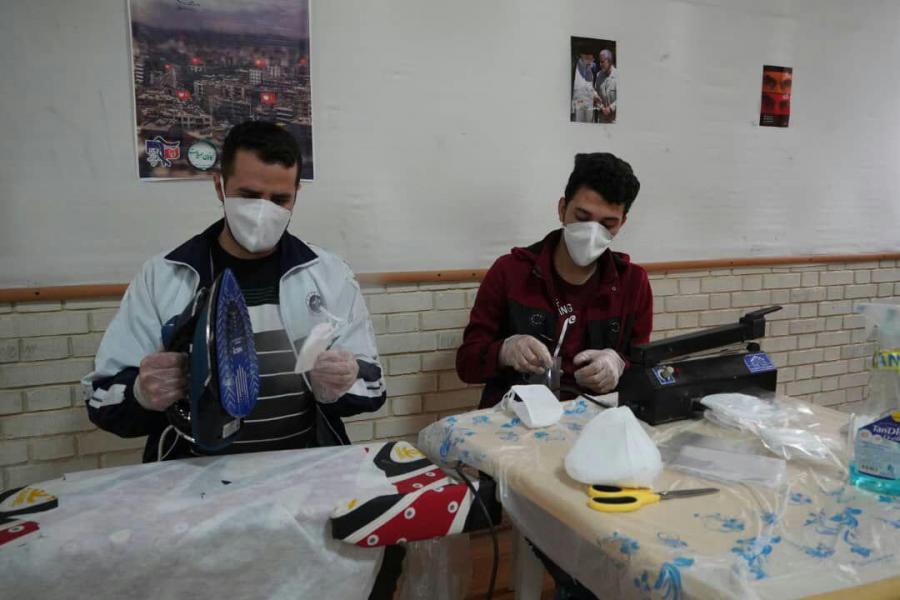 جهادگران دانشگاه فرهنگیان قزوین با تولید ماسک به مبارزه با کرونا رفتند