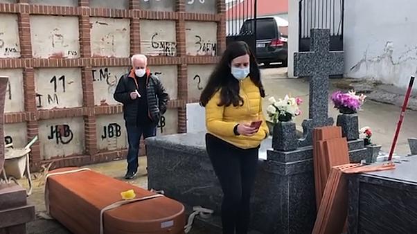 با شیوع کرونا در اسپانیا خاکسپاری هم آنلاین شد 