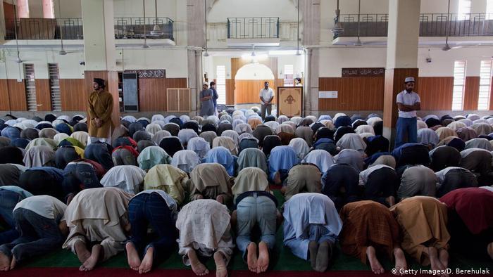 کرونا در پاکستان؛ نماز در مساجد آزاد می شود ولی نه روی فرش
