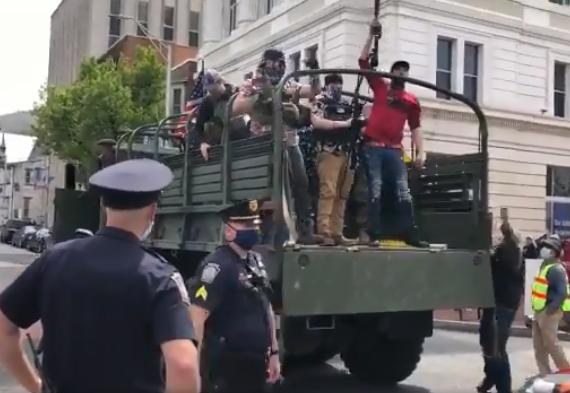 فیلم| اعتراض مردانِ مسلح سوار بر کامیون نظامی به قرنطینه در آمریکا!