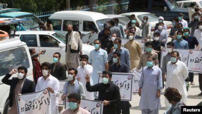 کمبود تجهیزات حفاظتی کرونا در پاکستان بار دیگر صدای پزشکان را درآورد