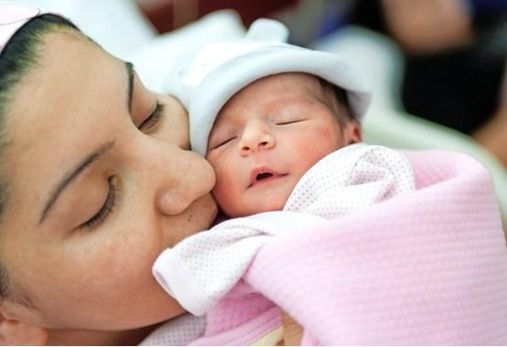 روزه گرفتن مادر در زمان شیردهی؛ حکم روزه خواری زن شیرده چیست + نظر مراجع تقلید