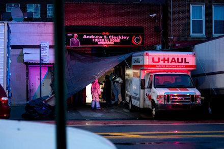 عکس| کشف کامیون‌های حامل اجساد قربانیان کرونا در بروکلین