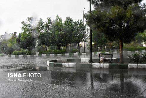 بارش باران در جاده‌های ۸ استان/آزادراه چالوس-مرزن آباد مسدود شد