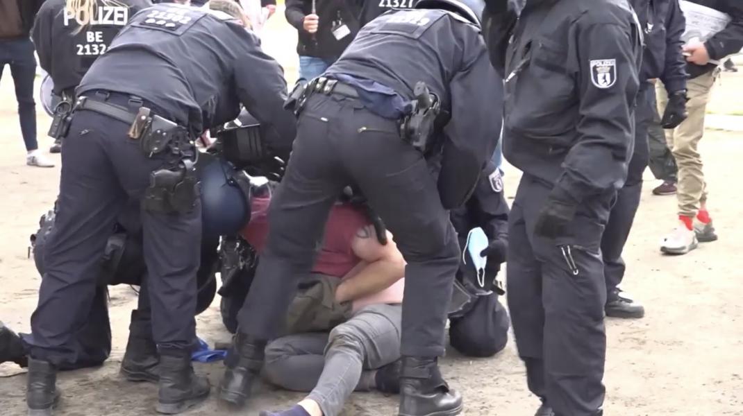 عکس و فیلم| خشونت نیروهای پلیس کشورهای اروپایی علیه معترضان به محدودیت‌های کرونایی