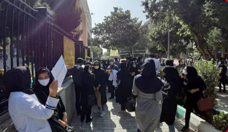 پرستاران اصفهان امروز مقابل دادستانی نسبت به تبعیض ها اعتراض کردند