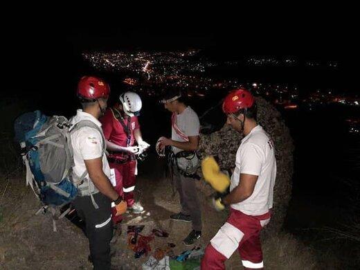 نجات گردشگر گرفتار در ارتفاعات مخملکوه