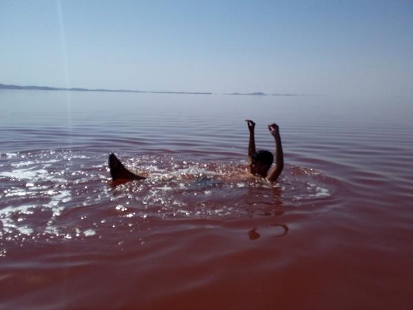 نجات دو زوج گرفتار شده در دریاچه ارومیه