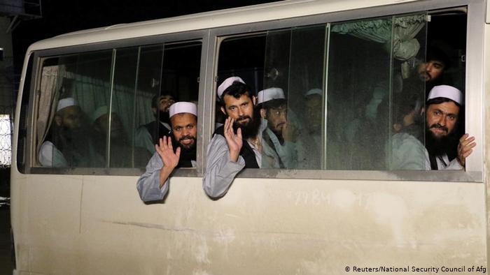 افغانستان ۹۰۰ زندانی طالبان را آزاد می‌کند