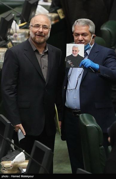 چهره خندان قالیباف در کنار تصویری از سردار سلیمانی در صحن مجلس یازدهم + عکس