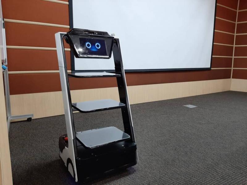 رونمایی از ربات پزشکی «کیوان لایف بات» / دانش‌بنیان‌ها تهدید را به فرصت تبدیل کردند