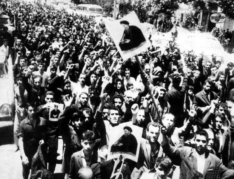 نمایشگاه اسناد قیام خونین ۱۵ خرداد در ورامین گشایش یافت