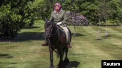 ملکه ۹۴ ساله بریتانیا سوار بر اسب بعد از ۷۵ روز از قرنطینه در آمد