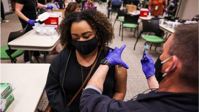 مرکز کنترل بیماری‌های آمریکا: افرادی که واکسن زدند می‌توانند بدون ماسک با هم ملاقات کنند