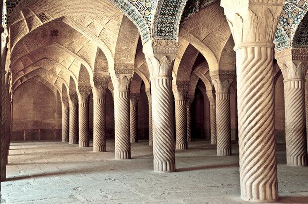 معماری مسجد وکیل شیراز بررسی هنری می شود