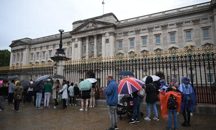 تصاویر | تجمع مردم پشت کاخ باکینگهام لندن و بالمورال اسکاتلند در پی خبرهای متناقض از مرگ ملکه