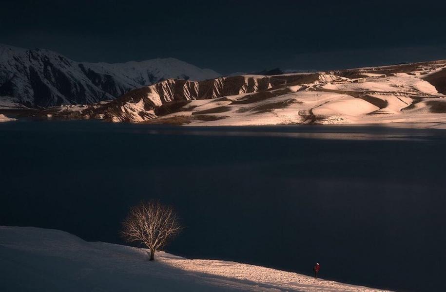 نمایی از طلوع آفتاب بر دریاچه طالقان