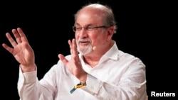 سلمان رشدی، نویسنده «آیات شیطانی»: قادر به تایپ‌کردن و نوشتن نیستم