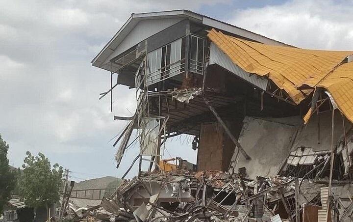 تخریب رستوران غیرمجاز در منطقه نمرود شهرستان فیروزکوه