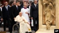 پاپ زیر تیغ جراحان؛ رهبر کاتولیک‌های جهان به دلیل انسداد روده جراحی شد