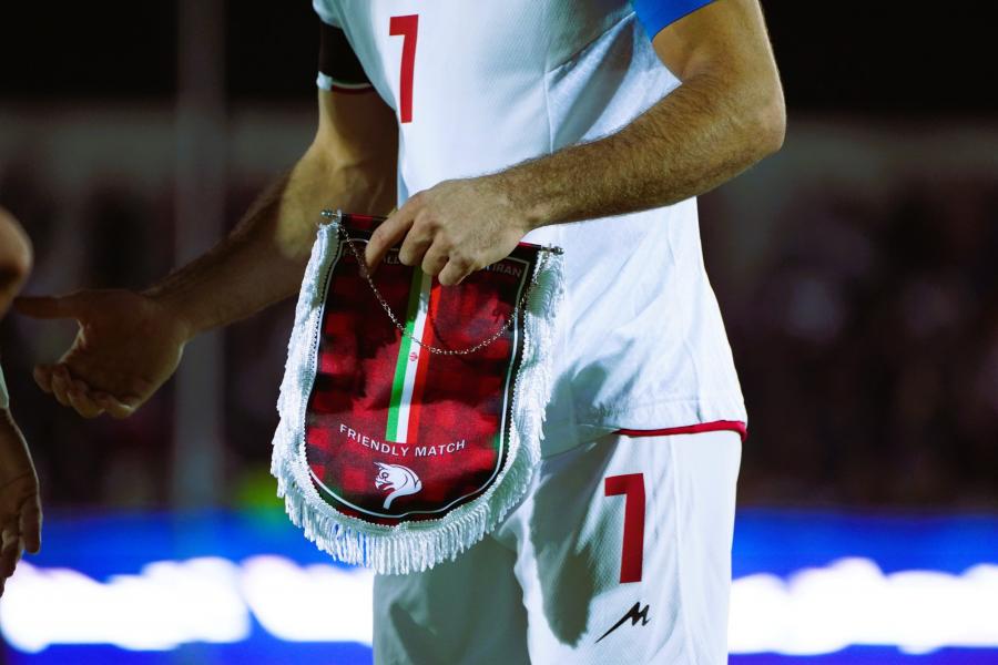 پرچم اهدایی تیم ملی تغییر کرد؛/ نماد عشایر و شهر سوخته در دستان کاپیتان جهانبخش
