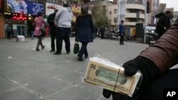 تلاطم در بازارهای مالی ایران؛ بورس سرخپوش شد؛ دلار به مرز ۵۴ هزار تومان رسید 