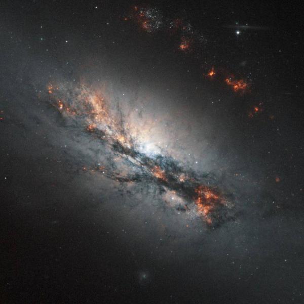 یک کهکشان زیبا در فاصله ۷۰ میلیون سال نوری از زمین