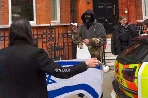 تمسخر حمله جمهوری اسلامی به اسرائیل مقابل سفارت رژیم در لندن - Gooya News
