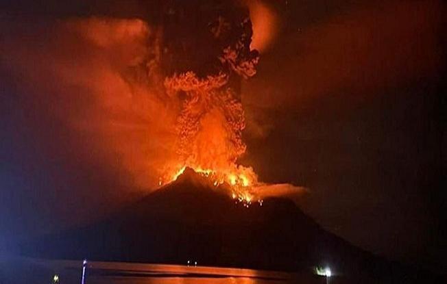 صدها نفر پس از فوران‌های آتشفشانی در اندونزی از منطقه تخلیه شدند