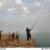 ماهیگیری یک روحانی کنار ساحل/عکس