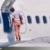 عکس| قدم زدن مسافر زن روی بال هواپیما!