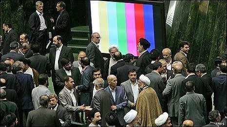 کابینه احمدی نژاد زیر فشار انتقادهای نمایندگان مجلس