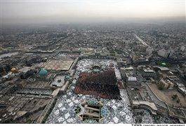 عکس هوایی از جمعیت حاضر در سخنرانی احمدی‌نژاد در حرم امام رضا (ع)