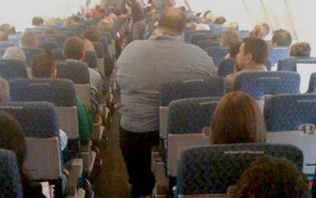 مسافر چاق روی صندلي هواپيما جا نشد/عکس