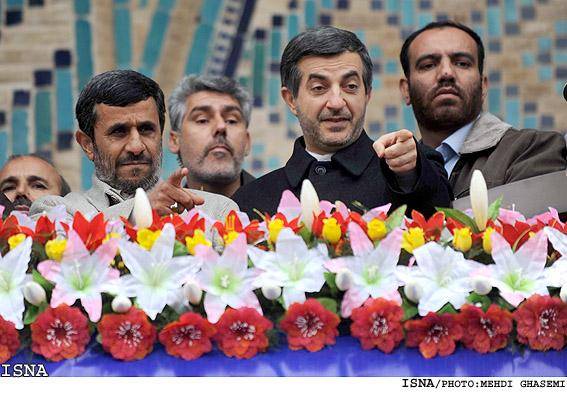 احمدی نژاد به مشایی چه چیزی را نشان می دهد؟(عکس)