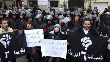 مصری‌ها علیه حکومت مبارک دست به تظاهرات زدند