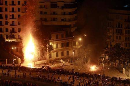 پنج شنبه:حامیان مبارک با دریافت 500 لیره به مردم حمله کردند: 5 کشته و 13 مجروح تا این لحظه