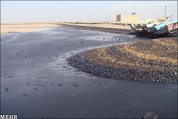 دریای طوفانی مانع جمع آوری لکه های نفتی در خلیج فارس