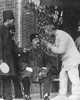 آرایشگر خارجی در حال پیرایش سبیل‌های ناصرالدین شاه قاجار/ عکس