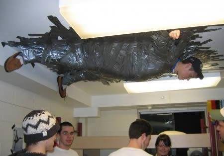 چرا این مرد را به سقف چسبانده اند؟/عکس