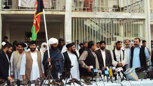یک فرمانده طالبان با ٥٠ تن از جنگجویانش به دولت افغانستان پیوست