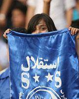 دختر طرفدار استقلال در استادیوم آزادی/ عکس